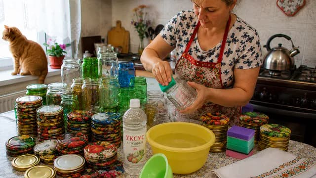 Без духовки и кипятка: «холодная стерилизация» банок за 20 секунд - главный тренд у продвинутых хозяек