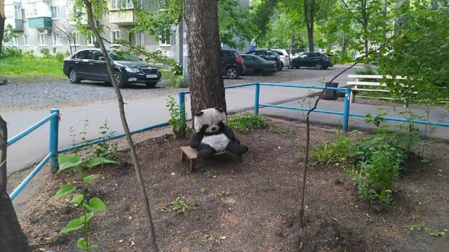 Двор на Тарханова отремонтировали, но парковку и лавочки жильцы будут возвращать сами