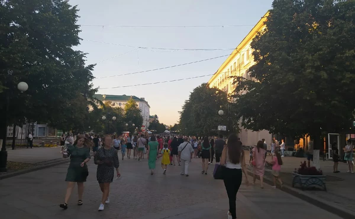 В Пензе полным ходом идет украшение входных групп и фасадов и витрин ко Дню России