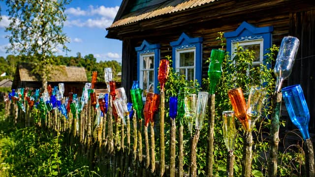 Зачем наши деды ставили бутылки на забор: гениальная советская хитрость - решала 4 главные задачи