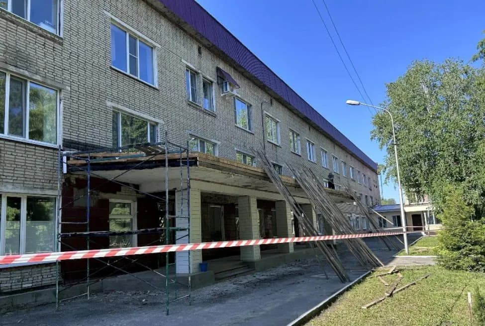В Кузнецке начался капитальный ремонт фасада детской больницы