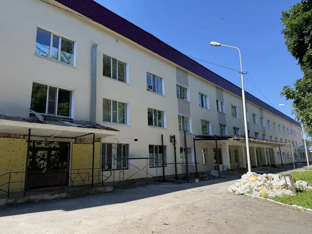 В Кузнецке завершается ремонт фасада здания больницы и детской поликлиники