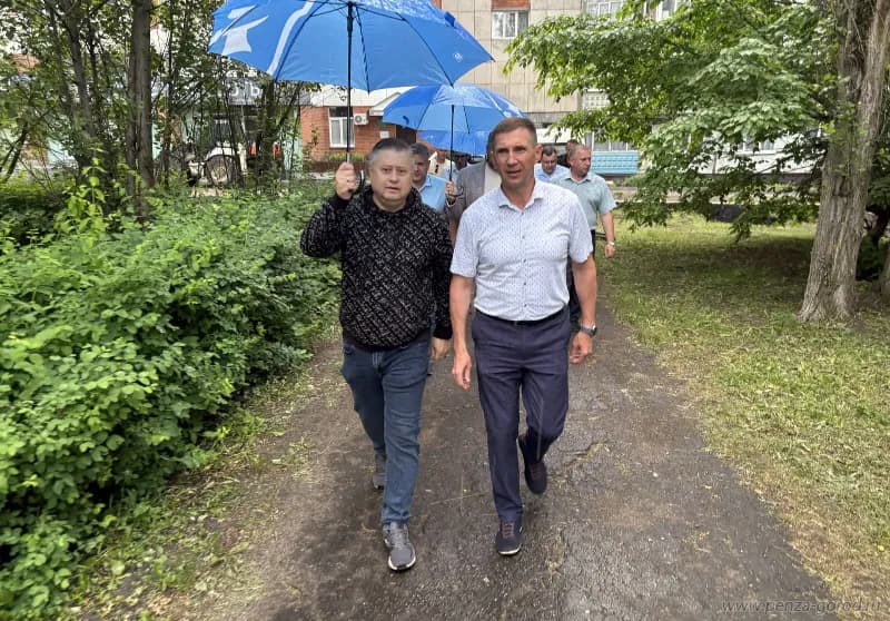 Денисов оценил ход ремонта дворов на улице 8 Марта