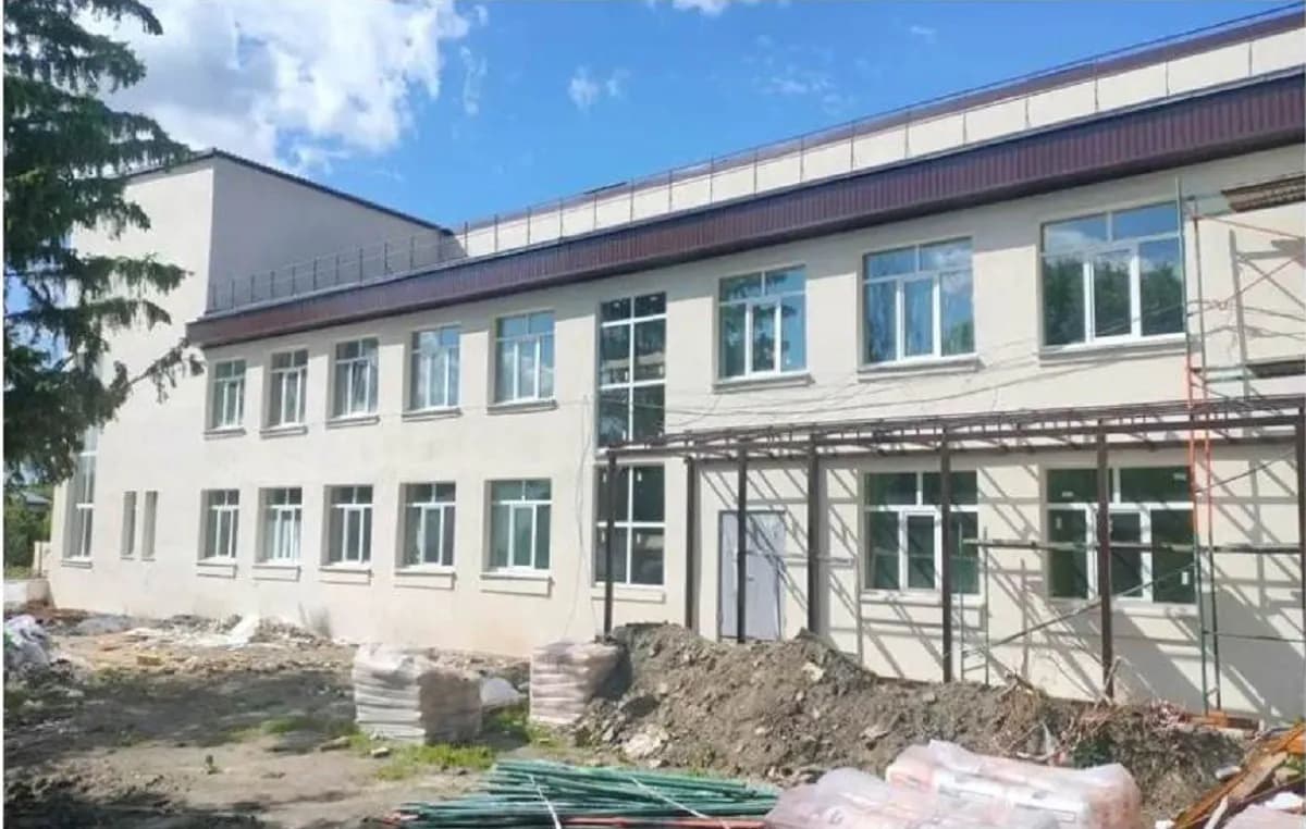 Дом культуры в Камешкирском районе получил новую кровлю: ремонтные работы продолжаются