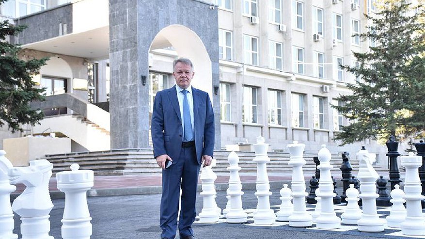 Глава Пензы восстановил шахматы около администрации города