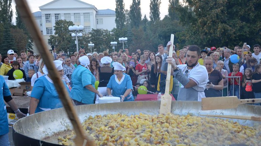 Главная картинка новости: В Заречном побили рекорд России по приготовлению жареного картофеля