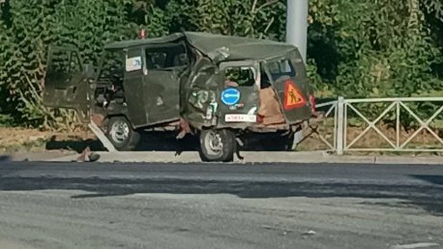 В Пензе на Окружной автоцистерна впечатала «буханку» в забор