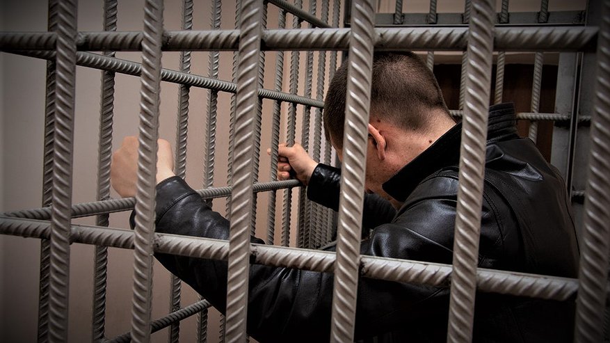 Главная картинка новости: 25-летний житель Пензы может попасть в тюрьму из-за бутылки водки