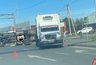 В Пензе на улице Аустрина перевернулся грузовик