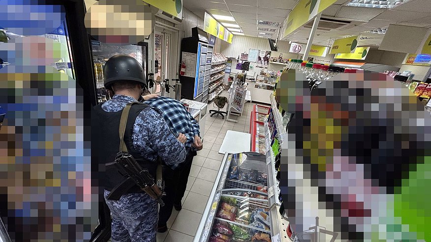Главная картинка новости: Пензенские Росгвардейцы задержали мужчину, который украл в магазине алкоголь и закуски