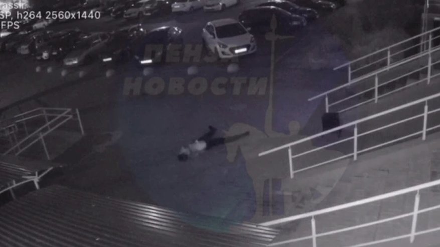 Главная картинка новости: В Пензенской области подросток упал с лоджии многоэтажки и разбился насмерть