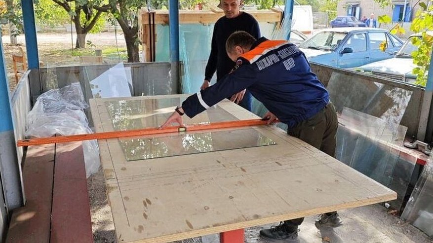 Главная картинка новости: Жители Пензы ремонтируют обстрелянный детский сад в Токмаке