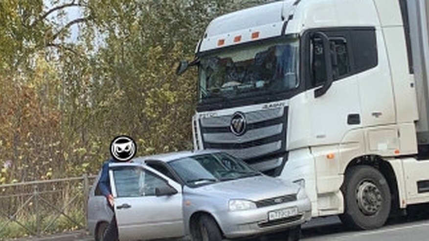 Главная картинка новости: В Пензе на улице Ульяновская огромная фура протаранила легковушку