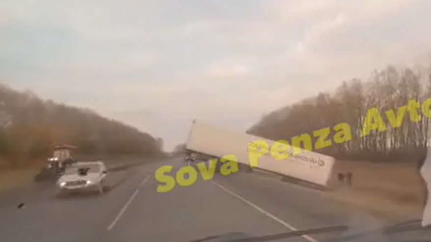 Главная картинка новости: Утром 18 октября в Пензенской области на трассе огромная фура слетела в кювет