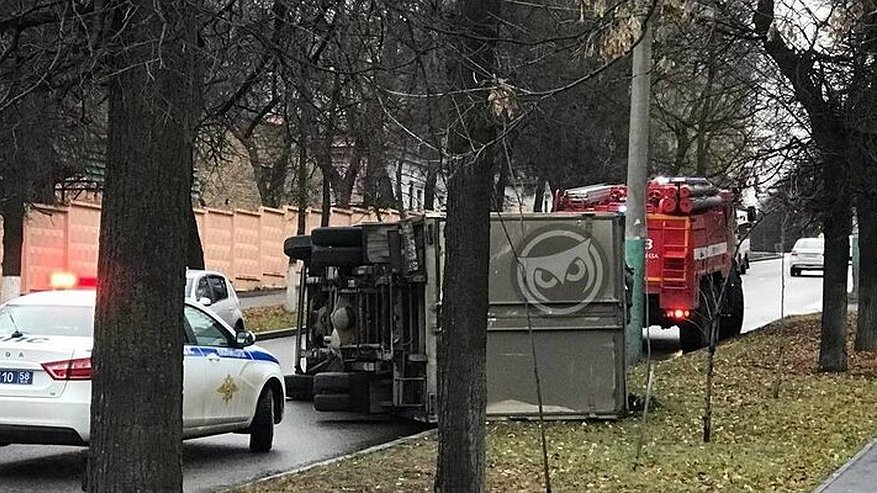 Главная картинка новости: 3 ноября в Пензе на улице Лермонтова перевернулся большегруз