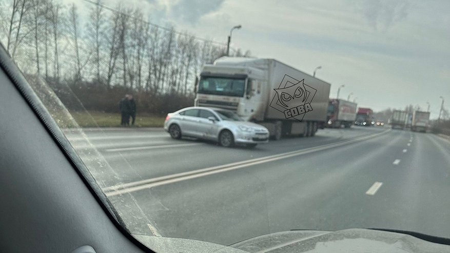 Главная картинка новости: В Пензе грузовик въехал в легковой автомобиль
