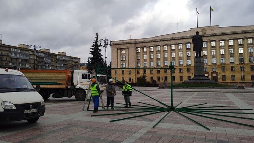 Главная картинка новости: В Пензе на площади Ленина приступили к установке главной елки города