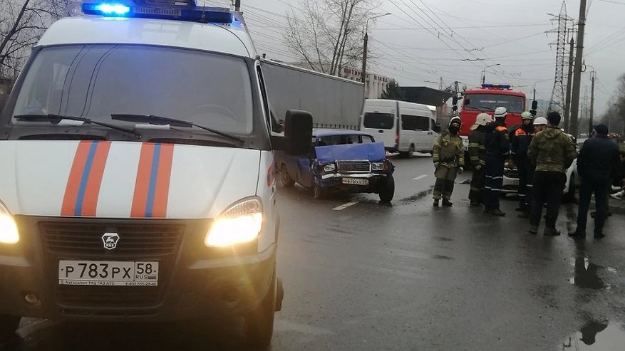 Главная картинка новости: В Пензе спасатели вытащили пассажира из искореженного после ДТП автомобиля