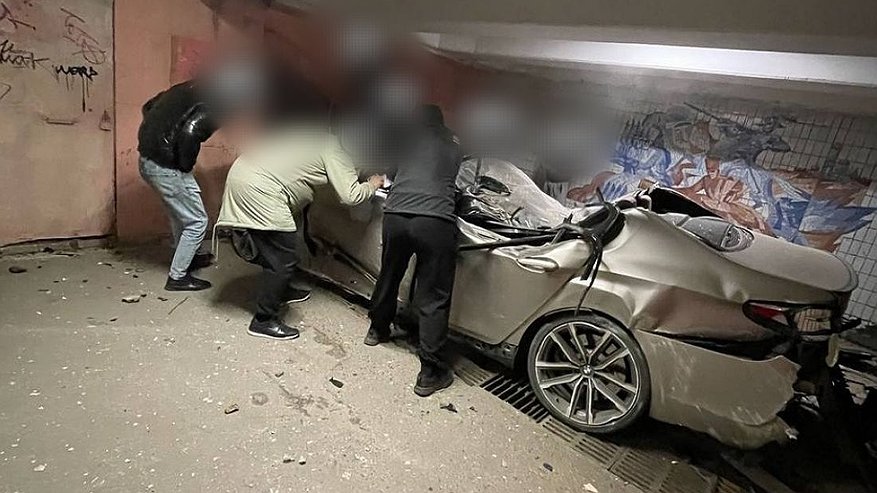 Главная картинка новости: В Пензе «BMW» улетела в подземный пешеходный переход
