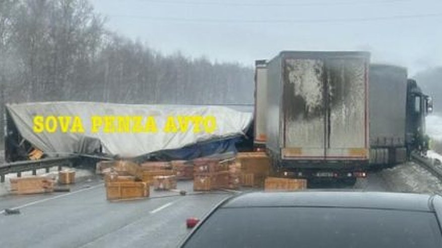 В Пензенской области перевернулась фура и заняла две полосы движения