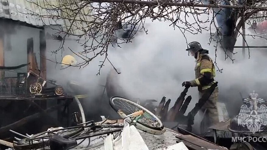 Главная картинка новости: В Пензе на улице Демьяна Бедного вытащили мужчину из горящей бани