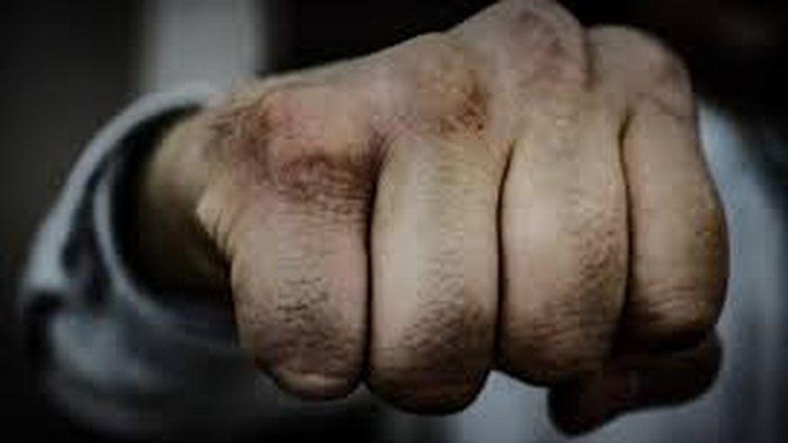 Главная картинка новости: Два жителя Никольска жестоко избили пожилого мужчину и его сына