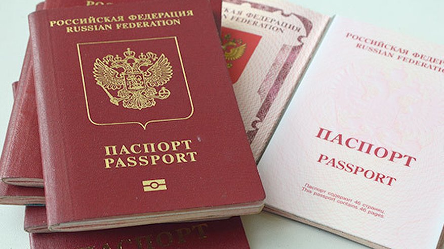 Главная картинка новости: Некоторым из пензенцев придется сдать загранпаспорта