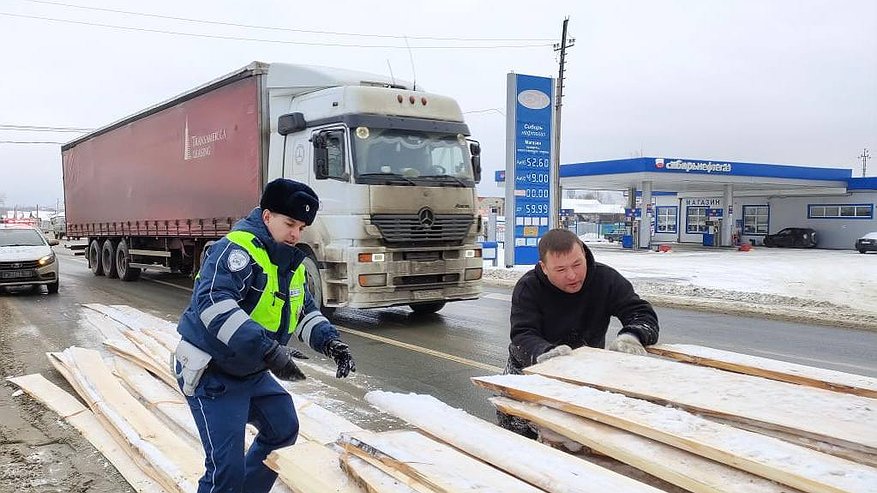 Главная картинка новости: Сотрудники Госавтоинспекции Бессоновского района помогли водителю грузовика на трассе М5 «Урал»