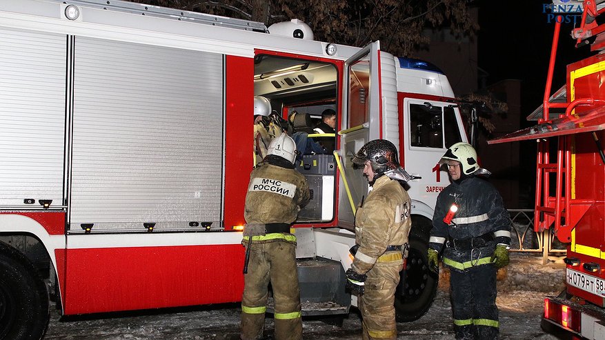 10 огнеборцев ликвидировали возгорание на улице Аустрина в Пензе