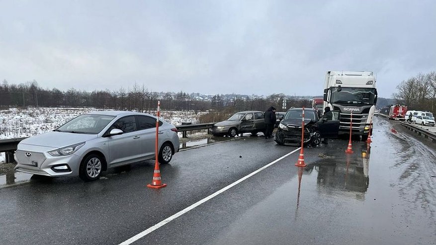 Главная картинка новости: Под Пензой произошла массовая авария с участием пяти авто