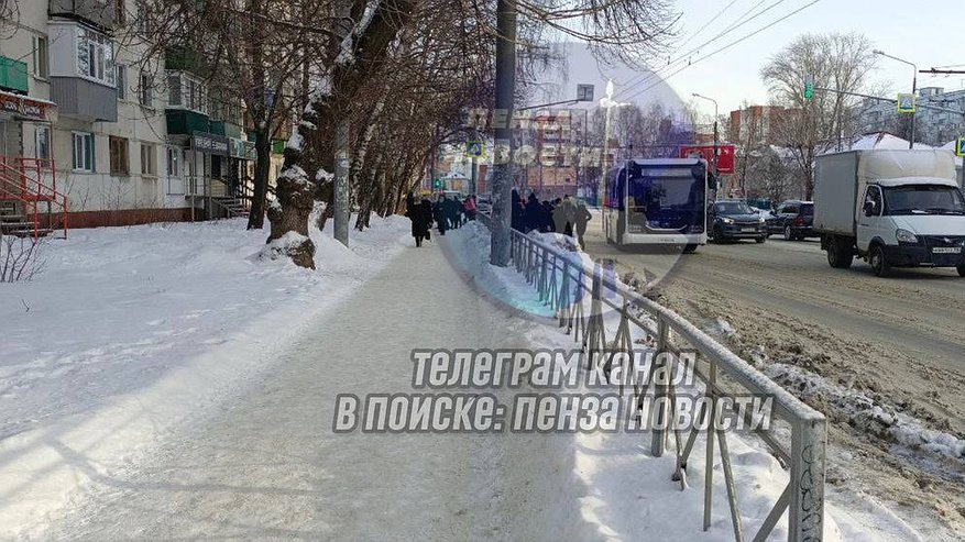 Главная картинка новости: Автобус № 82с в Пензе сбил подростка на пешеходном переходе: Очевидцы рассказывают о трагическом происшествии