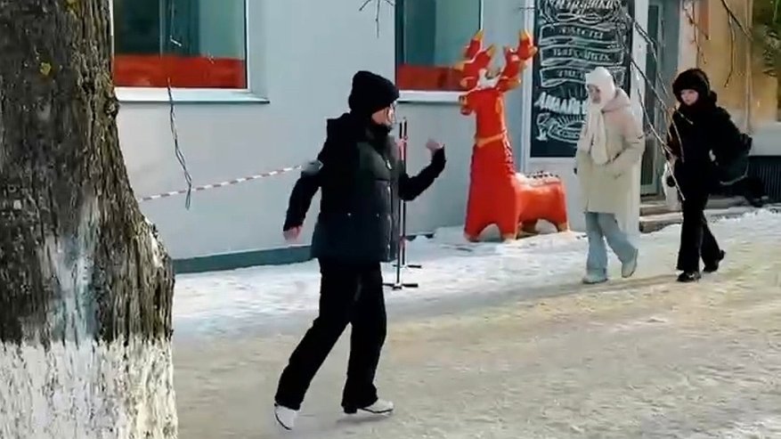 Главная картинка новости: Девушка на коньках показала трюки на улице Московской в Пензе