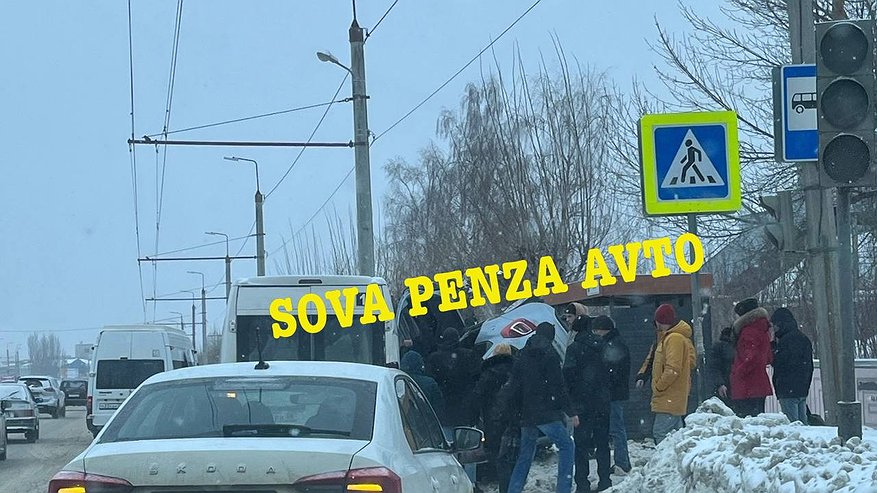 Главная картинка новости: В Пензе на улице Чаадаева легковой автомобиль опрокинулся возле остановки