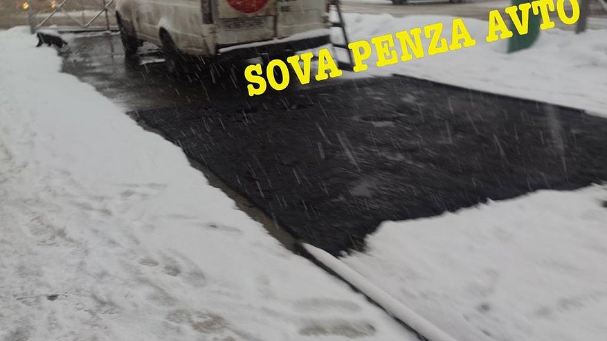 Главная картинка новости: В Пензе во время снегопада укладывают асфальт на тротуаре