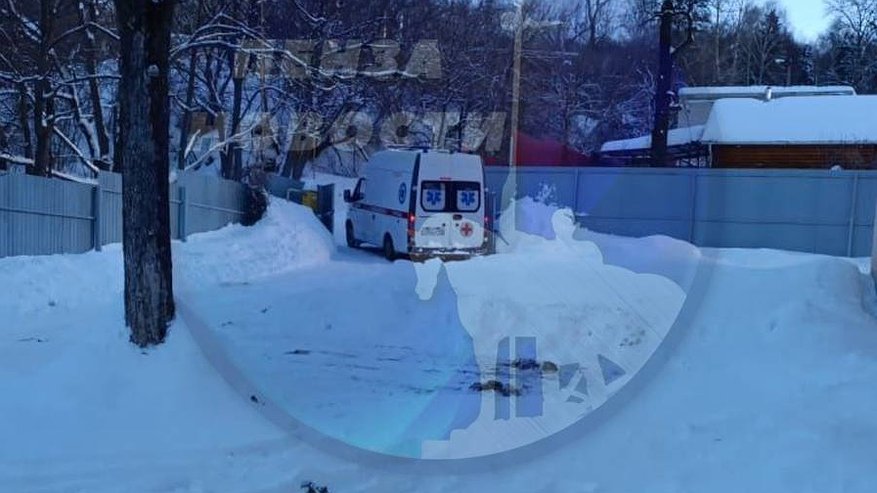 Главная картинка новости: В Пензе машина скорой помощи застряла на нечищенной от снега дороге