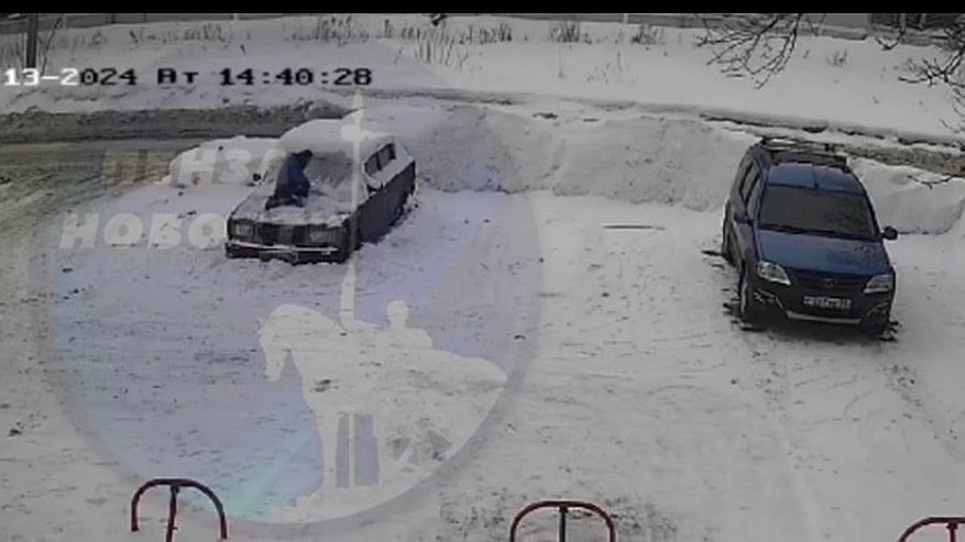 Главная картинка новости: Пензенцы возмущены поступком мальчика, взобравшегося на автомобиль