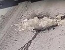 В Пензе ямы на дорогах начали засыпать снегом
