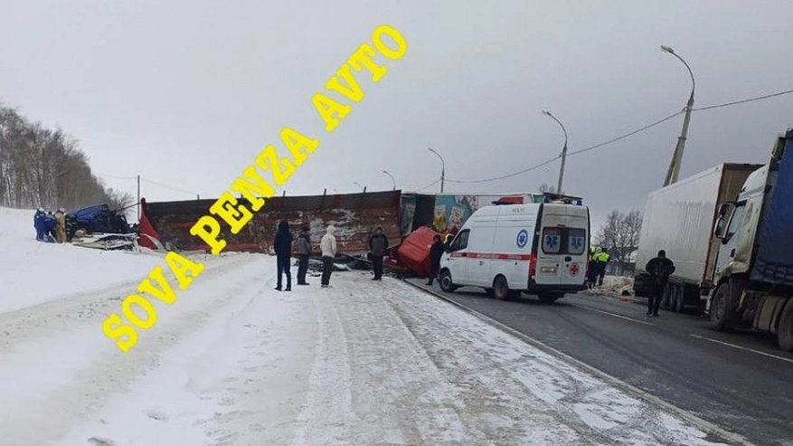 Главная картинка новости: В Нижнеломовском районе Пензенской области произошло серьезное ДТП с участием трех фур