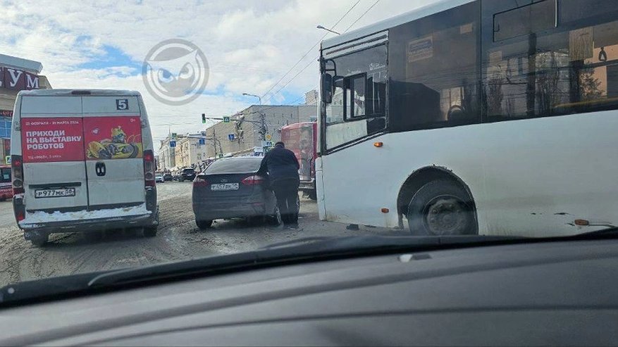 Столкновение автобуса и легковушки на перекрестке в центре Пензы вызвало пробку