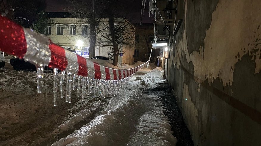 Опасности зимних прогулок: ледяные угрозы на Московской улице Пензы