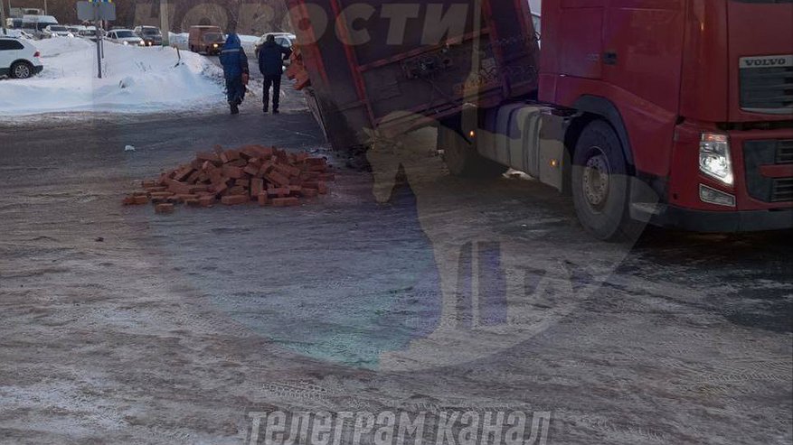 Главная картинка новости: В Пензе фура, груженная кирпичом, развалилась в микрорайоне Север