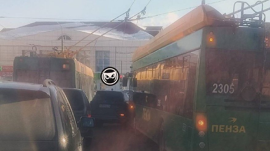 Утром на улице Гагарина в Пензе произошло ДТП с участием троллейбуса