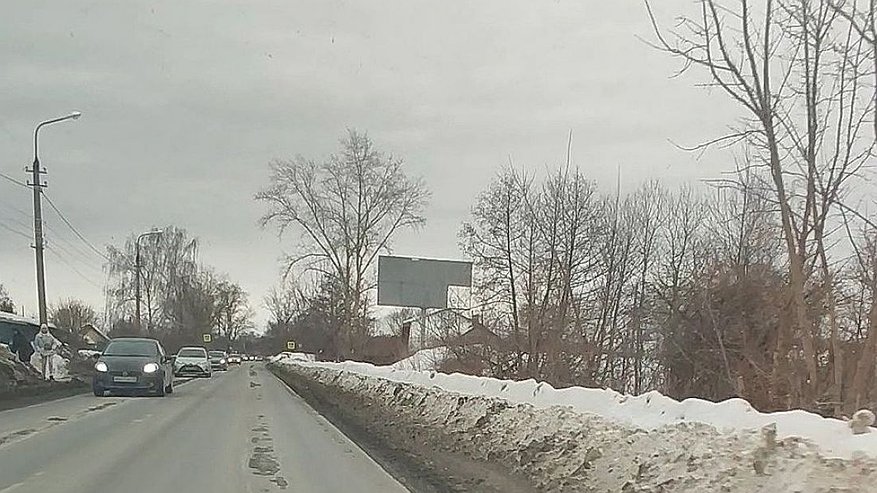 Главная картинка новости: В Пензе из-за неочищенного тротуара дети ходят в школу по проезжей части
