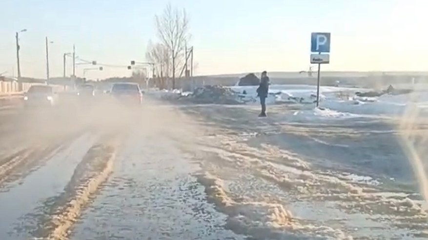 В Пензе на улице Алая машины плавают из-за прорыва трубы