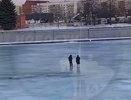 Юные смельчаки в Пензе испытывают лед на прочность