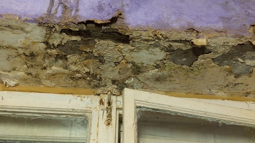 Жительница Пензы пожаловалась, что в ее квартире разрушается потолок