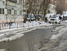 Опасная ситуация на улице 8 Марта в Пензе: Водители ездят по тротуару из-за огромной ямы