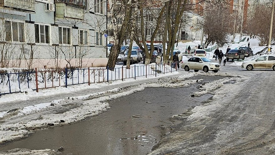 Опасная ситуация на улице 8 Марта в Пензе: Водители ездят по тротуару из-за огромной ямы