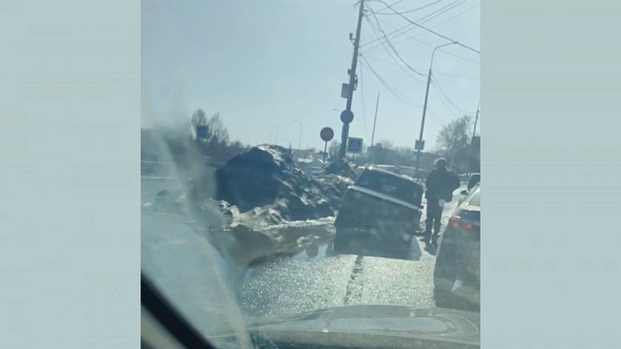 Главная картинка новости: Жигули провалился под асфальт на набережной реки Суры в Пензе!