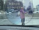 В Пензе на улице Долгова женщина стала причиной опасной ситуации на дороге